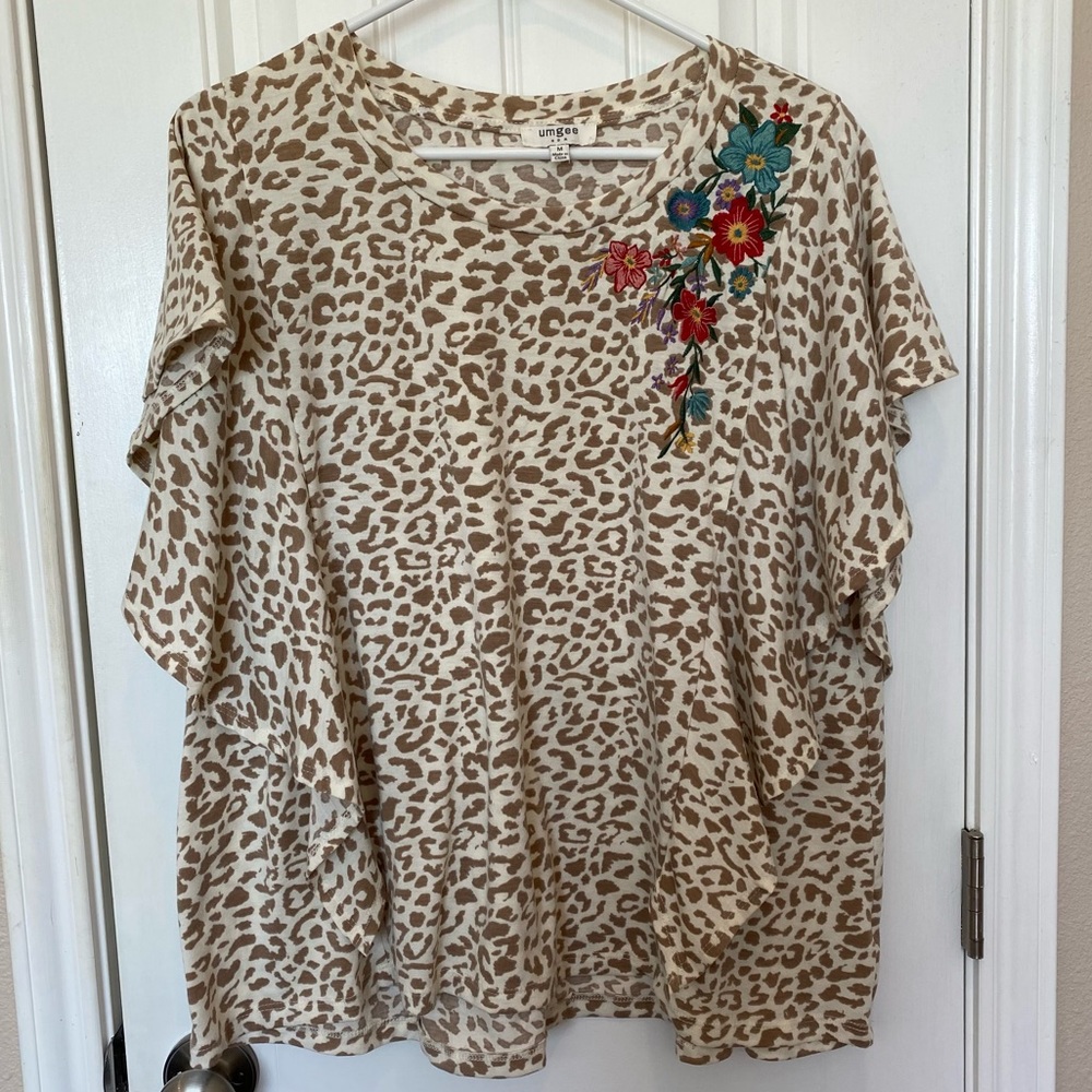 Umgee Leopard Blouse with Floral Embroidery Women’s Size Medium